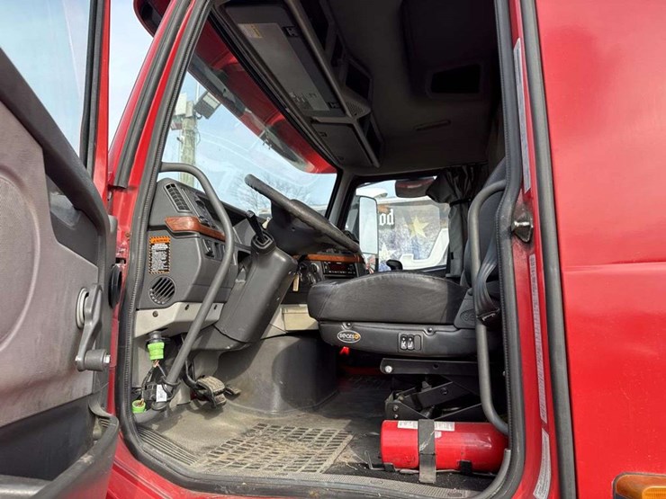 2007-volvo-vn-image-19