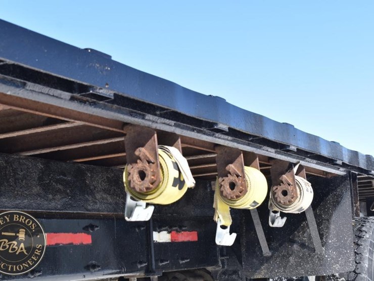 2012-peterbilt-348-image-12