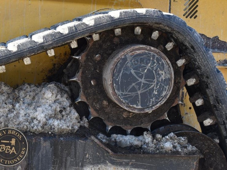 2015-deere-323e-image-28