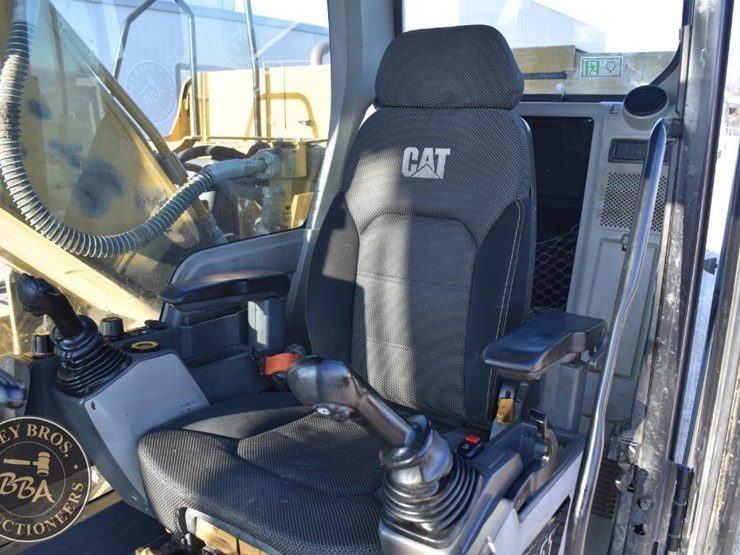 2020-caterpillar-320-image-43