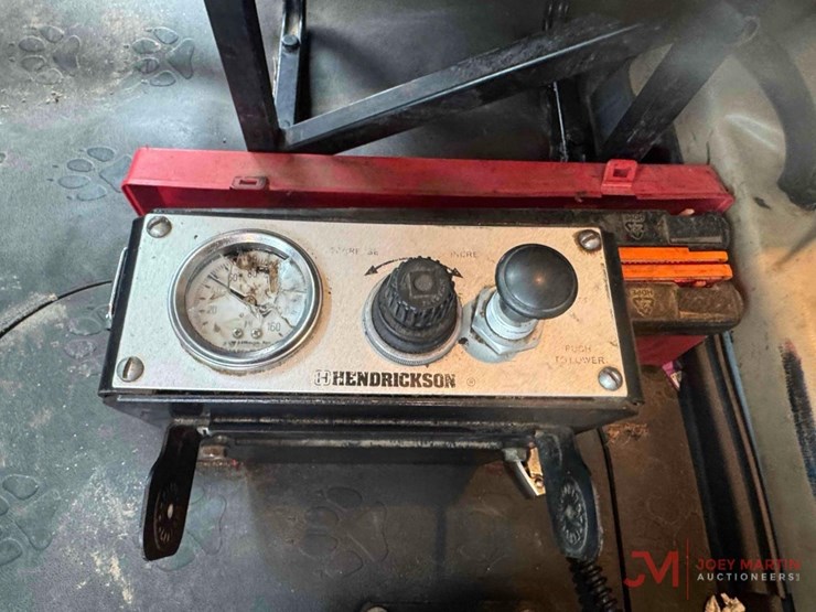 2014-mack-granite-gu713-image-38