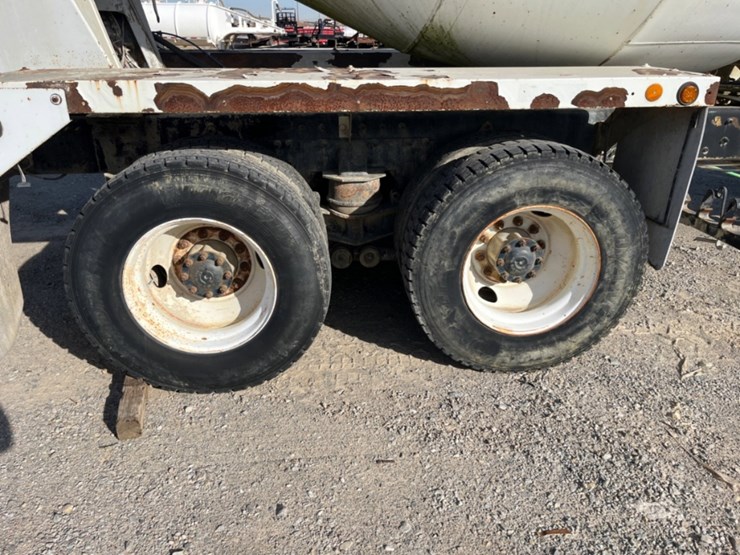 2005-sterling-l9500-image-14