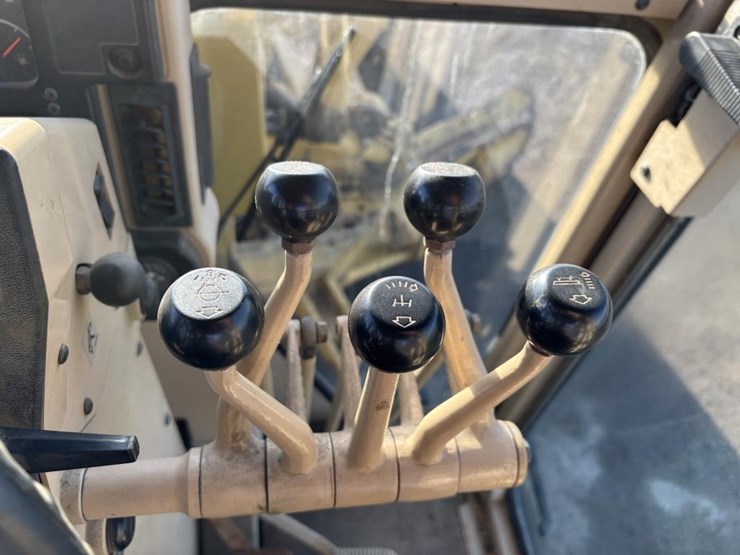 caterpillar-143h-image-43