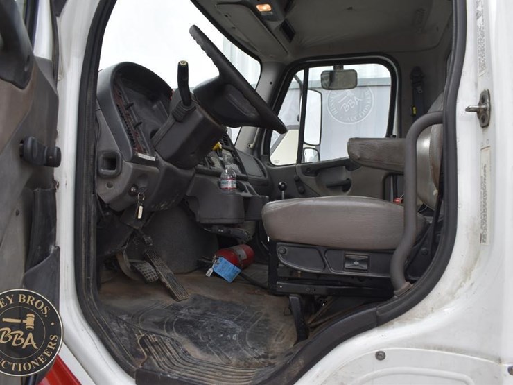 2015-freightliner-business-class-m2-106-image-21