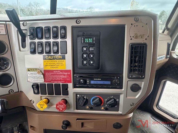 2014-mack-granite-gu713-image-39