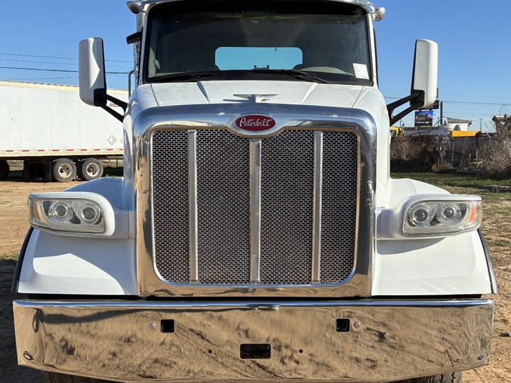 2020-peterbilt-567-image-2