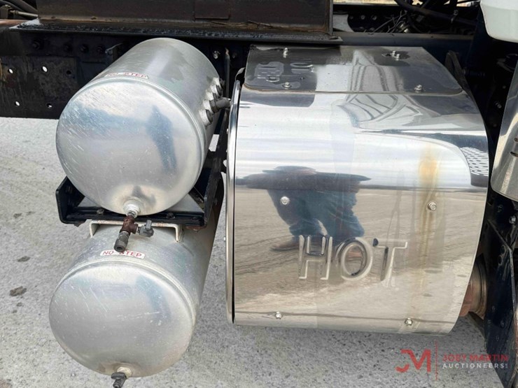 2014-mack-granite-gu713-image-21