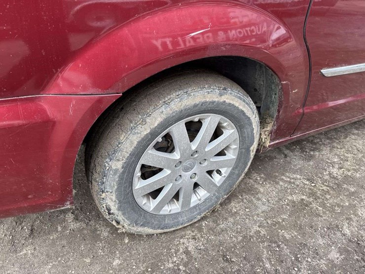 2012-chrysler-town-&-country-image-9