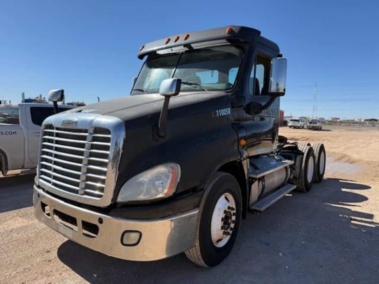 2013-freightliner-cascadia-image-1