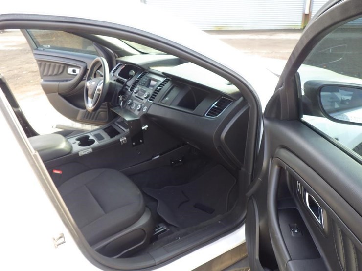 2015-ford-taurus-sedan-image-6