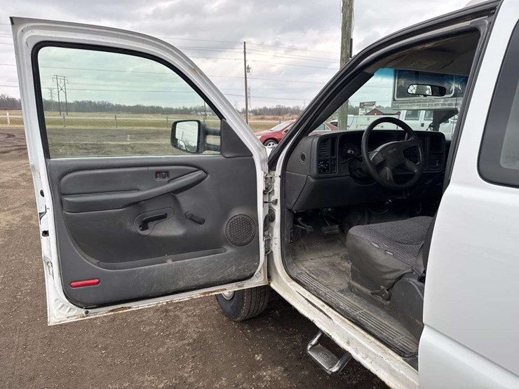 2005-gmc-sierra-2500-image-12