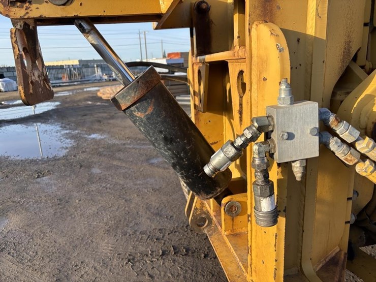 caterpillar-143h-image-25