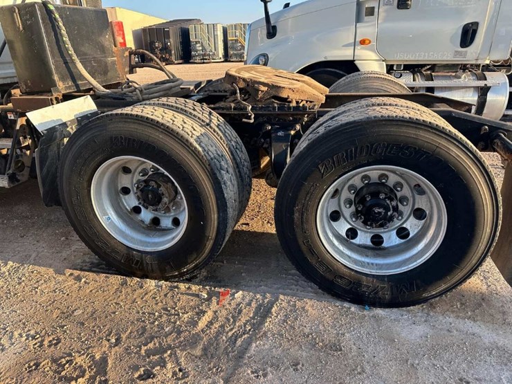 2013-freightliner-cascadia-image-6