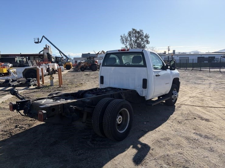 2011-chevrolet-3500-image-3