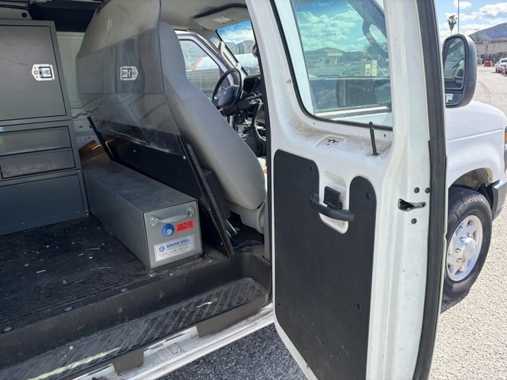 2011-ford-e350-image-10