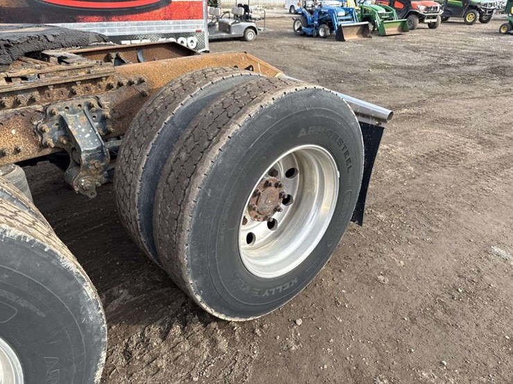 2007-volvo-vn-image-10