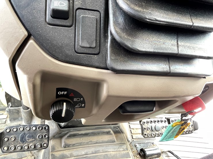 2015-john-deere-5075e-image-57