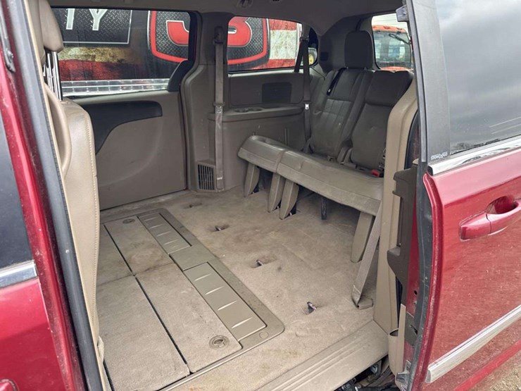 2012-chrysler-town-&-country-image-13