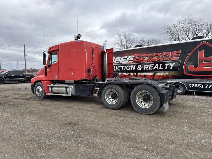 2000-freightliner-flc120-image-3