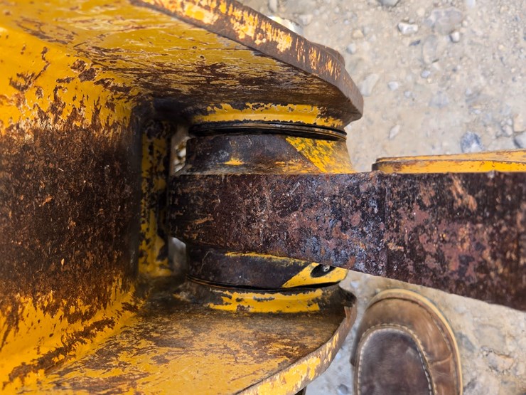 2015-caterpillar-953d-image-129