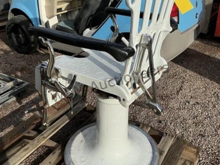 antique-barbers-chair-image-3