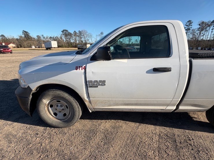 2019-ram-1500-classic-image-13