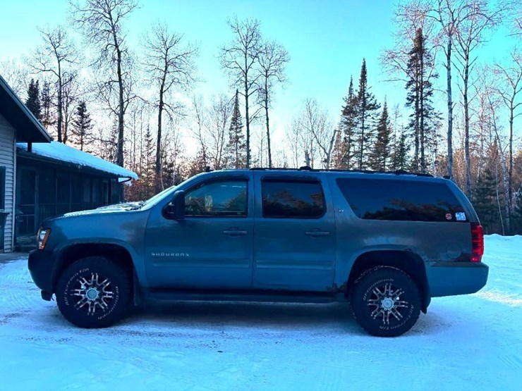2010-chevrolet-suburban-image-2