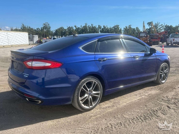 2016-ford-fusion-titanium-sedan-image-3