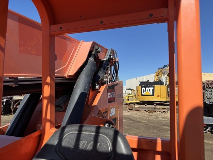 2017-jlg-8042-image-33