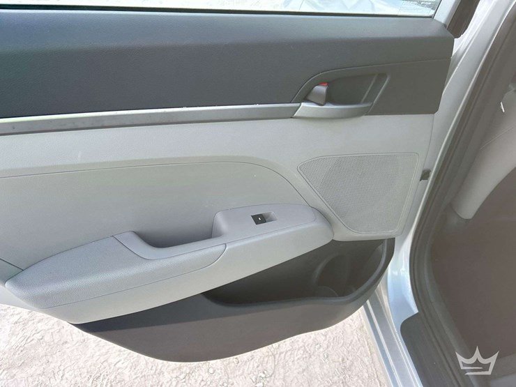 2017-hyundai-elantra-sedan-image-22