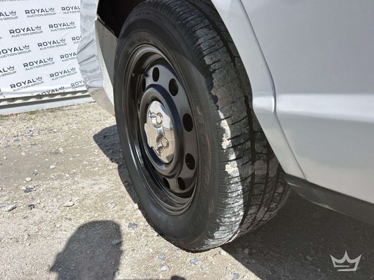 2010-ford-crown-victoria-sedan-image-24