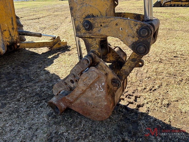 2017-caterpillar-420f2-image-14