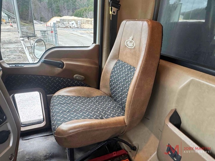 2014-mack-granite-gu713-image-37