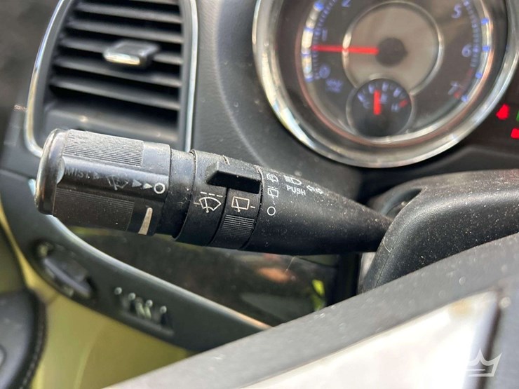 2016-chrysler-town-&-country-image-14