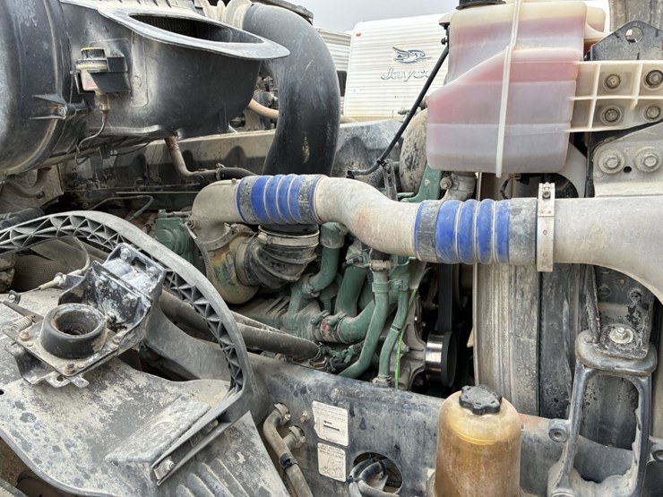 2014-volvo-vnl-image-10