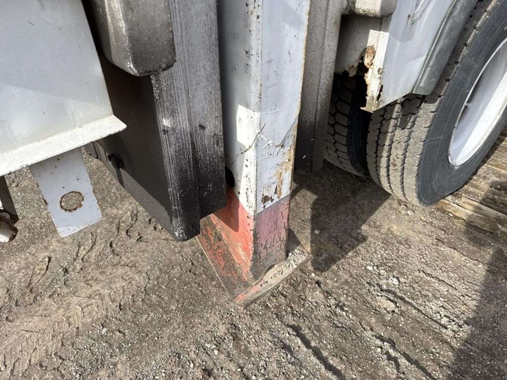 2000-freightliner-fl70-image-22