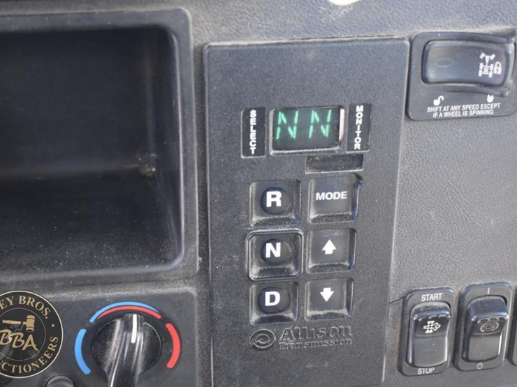 2012-peterbilt-348-image-33