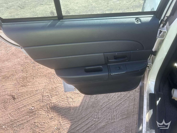 2010-ford-crown-victoria-image-17