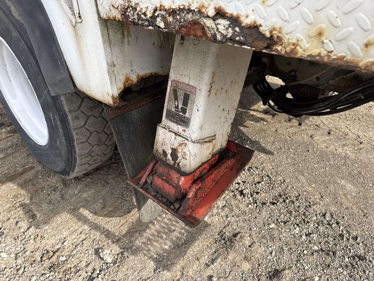 2000-freightliner-fl70-image-19