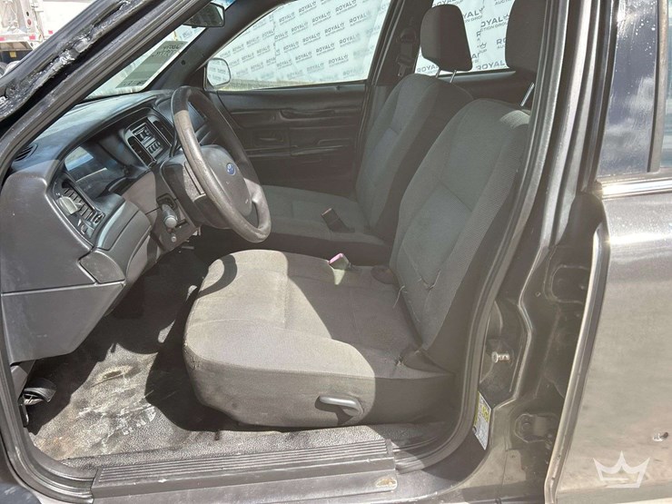 2007-ford-crown-victoria-sedan-image-12