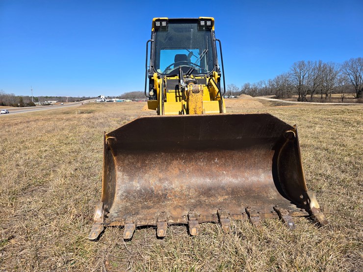 2015-caterpillar-953d-image-35