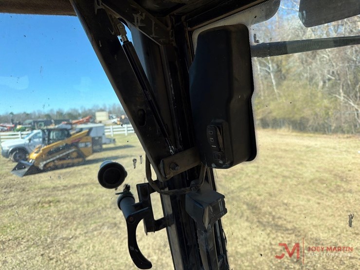 2017-caterpillar-420f2-image-24