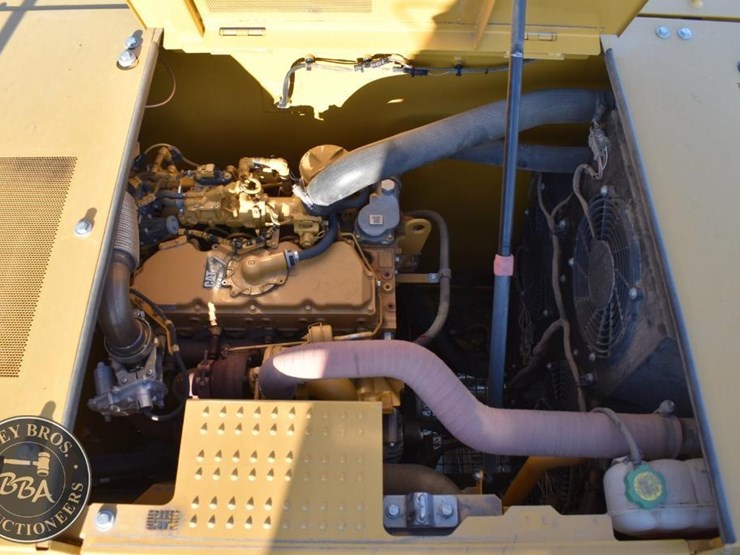 2020-caterpillar-320-image-36