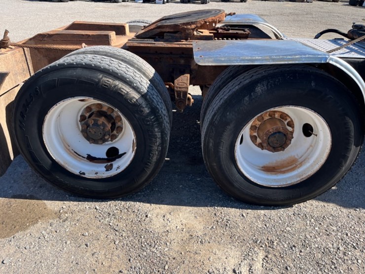 1998-peterbilt-379-image-13