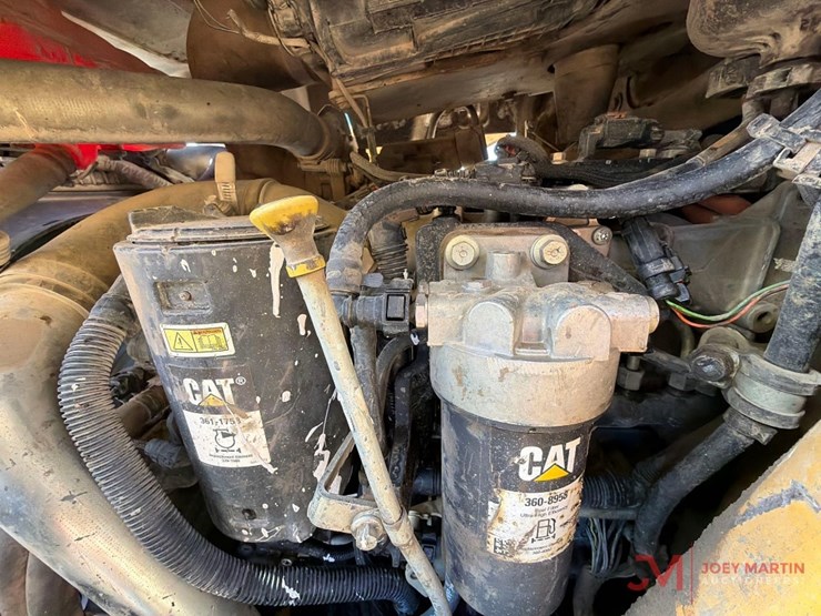 2017-caterpillar-420f2-image-18