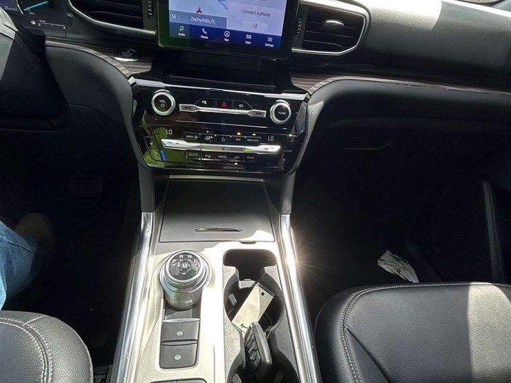 2021-ford-explorer-image-18