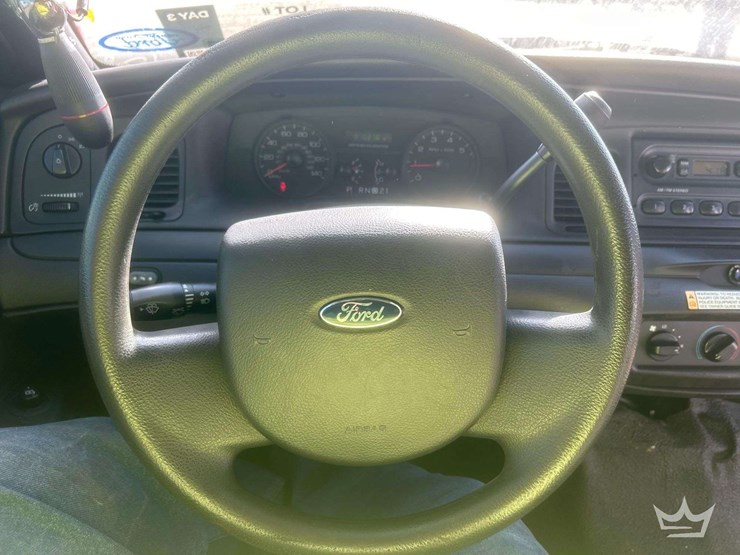 2010-ford-crown-victoria-image-14