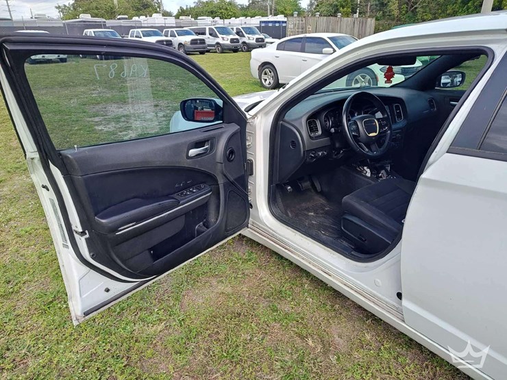 2017-dodge-charger-sedan-image-39