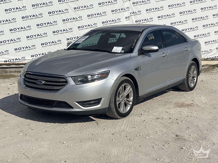 2016-ford-taurus-sedan-image-1