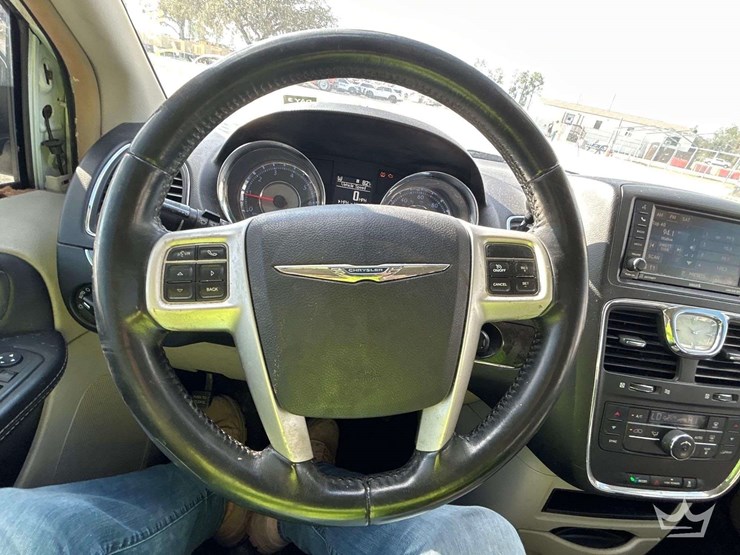 2016-chrysler-town-&-country-image-13